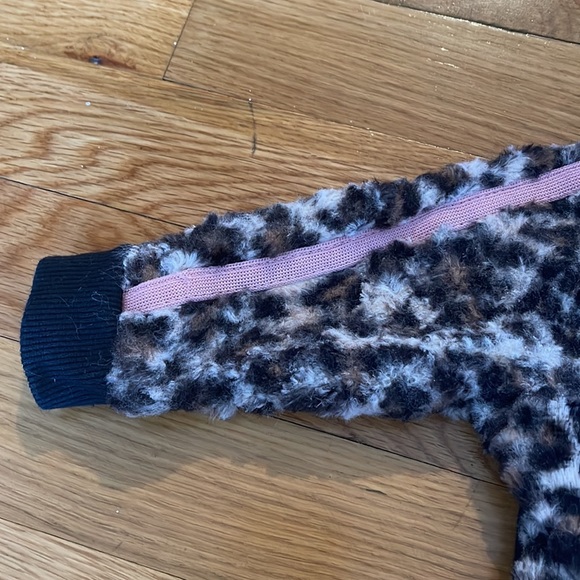Juicy Couture Cheetah 3-6M Sweater & Pants Set - Picture 5 of 7